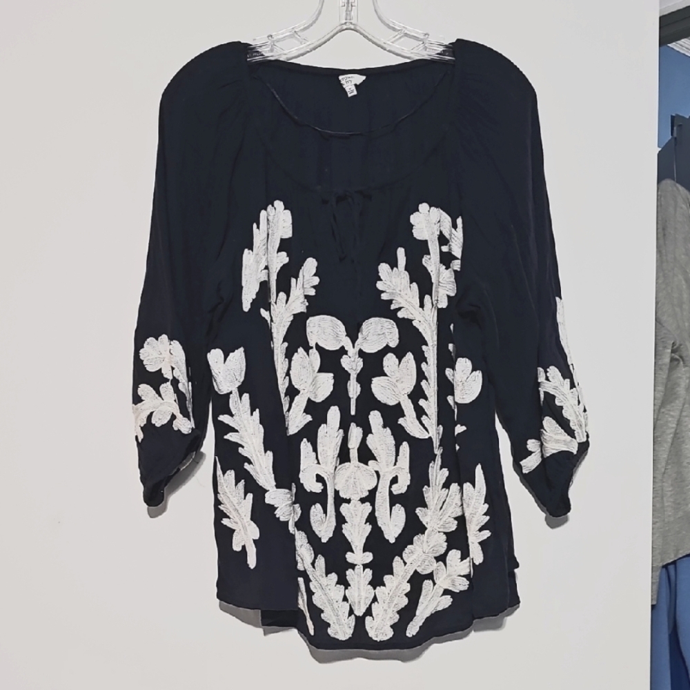 Crown & Ivy Navy Blouse with White Embroidery Pattern Sz Medium Fall Work School